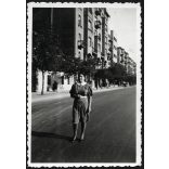 Elegáns nő az Attila út 129. előtt, Budapest, Krisztinaváros, Horthy-korszak, helytörténet, 1941, 1940-es évek, Eredeti fotó, papírkép.  