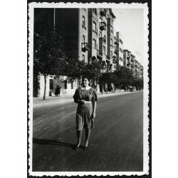   Elegáns nő az Attila út 129. előtt, Budapest, Krisztinaváros, Horthy-korszak, helytörténet, 1941, 1940-es évek, Eredeti fotó, papírkép.  