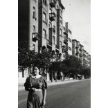 Elegáns nő az Attila út 129. előtt, Budapest, Krisztinaváros, Horthy-korszak, helytörténet, 1941, 1940-es évek, Eredeti fotó, papírkép.  