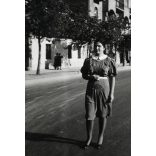 Elegáns nő az Attila út 129. előtt, Budapest, Krisztinaváros, Horthy-korszak, helytörténet, 1941, 1940-es évek, Eredeti fotó, papírkép.  