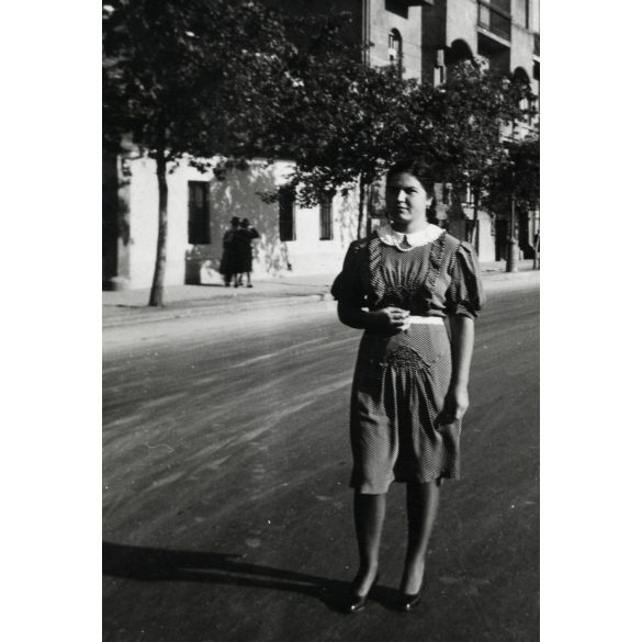 Elegáns nő az Attila út 129. előtt, Budapest, Krisztinaváros, Horthy-korszak, helytörténet, 1941, 1940-es évek, Eredeti fotó, papírkép.  