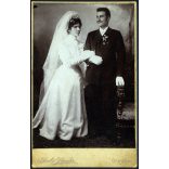 Szabó műterem, Orosháza, esküvő, menyasszony, vőlegény, bajusz, helytörténet, monarchia, 1910-es évek, Eredeti ritka kabinetfotó, Szakács Margit könyve szerint egy évig létezett a műterem.  