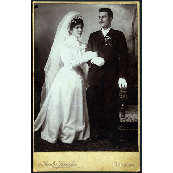 Szabó műterem, Orosháza, esküvő, menyasszony, vőlegény, bajusz, helytörténet, monarchia, 1910-es évek, Eredeti ritka kabinetfotó, Szakács Margit könyve szerint egy évig létezett a műterem.  