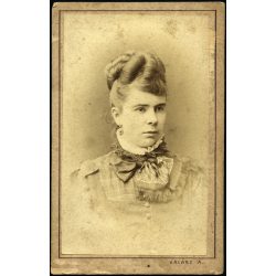   Halász Anna műterme, Budapest,   elegáns nő portréja, modern haj, frizura, monarchia, 1870-es évek, Eredeti CDV, vizitkártya fotó.  