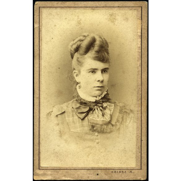 Halász Anna műterme, Budapest,   elegáns nő portréja, modern haj, frizura, monarchia, 1870-es évek, Eredeti CDV, vizitkártya fotó.  