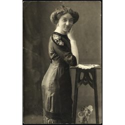   Nesselroth műterem, Baja, elegáns hölgy portréja, helytörténet, monarchia, 1912, 1910-es évek, Eredeti mélynyomóval jelzett fotó, hátulján feliratozott papírkép. 