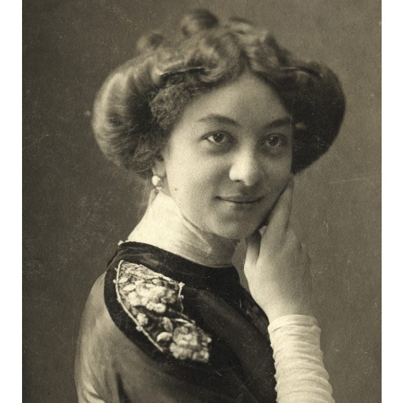 Nesselroth műterem, Baja, elegáns hölgy portréja, helytörténet, monarchia, 1912, 1910-es évek, Eredeti mélynyomóval jelzett fotó, hátulján feliratozott papírkép. 