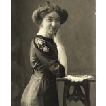 Nesselroth műterem, Baja, elegáns hölgy portréja, helytörténet, monarchia, 1912, 1910-es évek, Eredeti mélynyomóval jelzett fotó, hátulján feliratozott papírkép. 