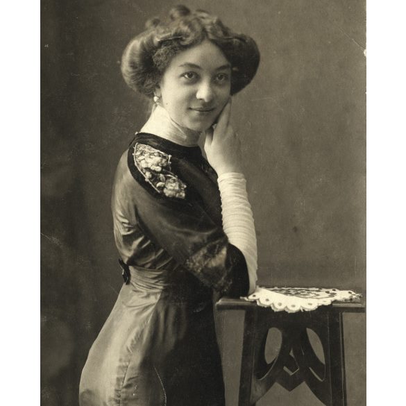 Nesselroth műterem, Baja, elegáns hölgy portréja, helytörténet, monarchia, 1912, 1910-es évek, Eredeti mélynyomóval jelzett fotó, hátulján feliratozott papírkép. 