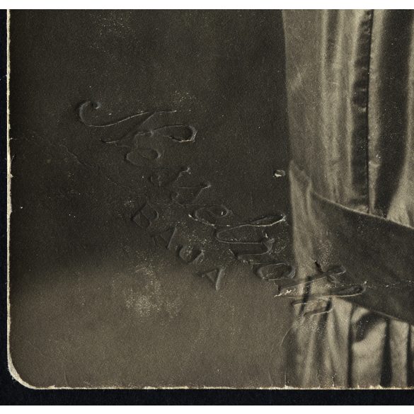 Nesselroth műterem, Baja, elegáns hölgy portréja, helytörténet, monarchia, 1912, 1910-es évek, Eredeti mélynyomóval jelzett fotó, hátulján feliratozott papírkép. 