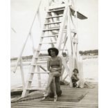 Fürdőzők a Tisza parton, Újszeged (Szeged), fürdőruha, műugró állvány, városkép, Horthy-korszak, helytörténet, 1930-as évek, Eredeti fotó, papírkép.   