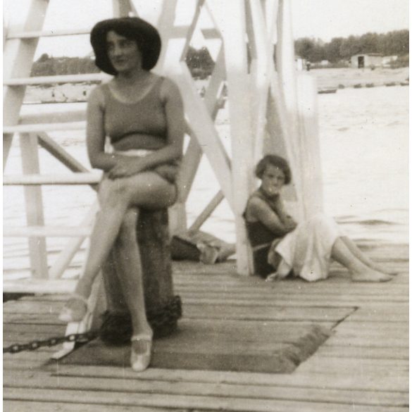 Fürdőzők a Tisza parton, Újszeged (Szeged), fürdőruha, műugró állvány, városkép, Horthy-korszak, helytörténet, 1930-as évek, Eredeti fotó, papírkép.   