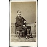 Borsos és Doctor műterem, Pest,   elegáns szakállas úr csizmában, sétapálcával, monarchia, 1860-as évek, Eredeti CDV, vizitkártya fotó, alja vágott.   
