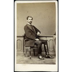   Borsos és Doctor műterem, Pest,   elegáns szakállas úr csizmában, sétapálcával, monarchia, 1860-as évek, Eredeti CDV, vizitkártya fotó, alja vágott.   