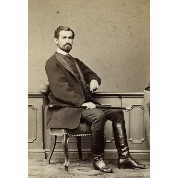 Borsos és Doctor műterem, Pest,   elegáns szakállas úr csizmában, sétapálcával, monarchia, 1860-as évek, Eredeti CDV, vizitkártya fotó, alja vágott.   
