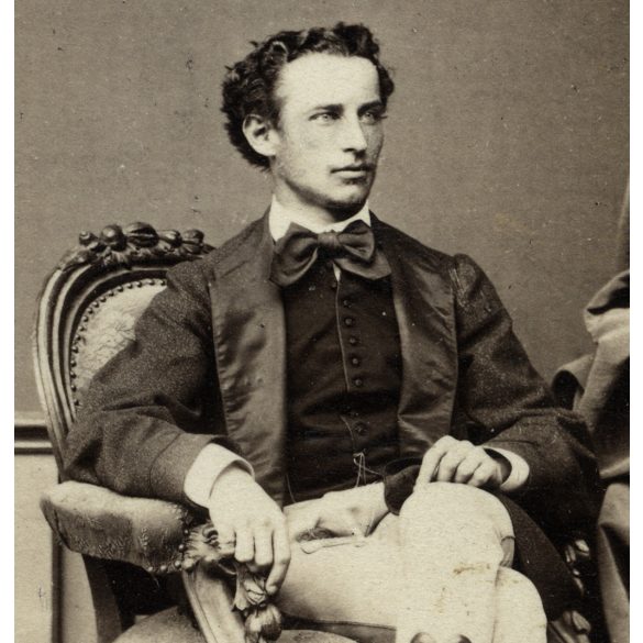 Borsos és Doctor műterem, Pest,   elegáns fiatal úr csizmában, monarchia, 1860-as évek, Eredeti CDV, vizitkártya fotó.   
