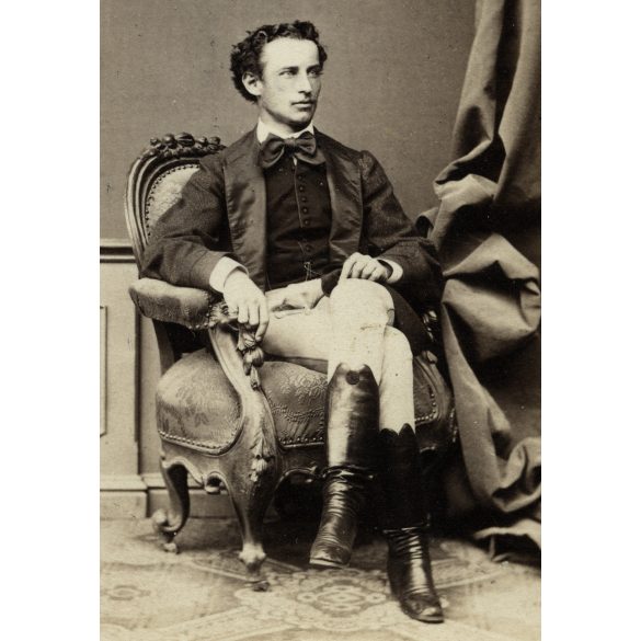 Borsos és Doctor műterem, Pest,   elegáns fiatal úr csizmában, monarchia, 1860-as évek, Eredeti CDV, vizitkártya fotó.   
