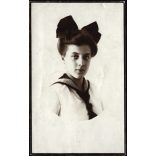 Csillag foto, főiskolás lány, Szappanos Jolán a Nagy pusztán című könyv szerzőjének portréja kézírásával, Bugac,   ismert, író, művész, matrózblúz, masni, Horthy-korszak, Bács-Kiskun megye, 1920-as évek, Eredeti feliratozott, pecséttel jelzett fotó, 