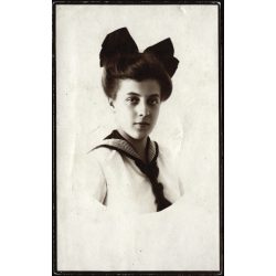   Csillag foto, főiskolás lány, Szappanos Jolán a Nagy pusztán című könyv szerzőjének portréja kézírásával, Bugac,   ismert, író, művész, matrózblúz, masni, Horthy-korszak, Bács-Kiskun megye, 1920-as évek, Eredeti feliratozott, pecséttel jelzett fotó, 