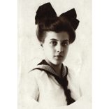 Csillag foto, főiskolás lány, Szappanos Jolán a Nagy pusztán című könyv szerzőjének portréja kézírásával, Bugac,   ismert, író, művész, matrózblúz, masni, Horthy-korszak, Bács-Kiskun megye, 1920-as évek, Eredeti feliratozott, pecséttel jelzett fotó, 