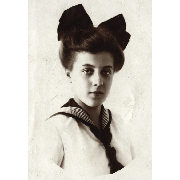 Csillag foto, főiskolás lány, Szappanos Jolán a Nagy pusztán című könyv szerzőjének portréja kézírásával, Bugac,   ismert, író, művész, matrózblúz, masni, Horthy-korszak, Bács-Kiskun megye, 1920-as évek, Eredeti feliratozott, pecséttel jelzett fotó, 