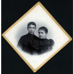   Divald Károly fiai műterem („fénnyomda és czinkográfia”), Eperjes, Felvidék, elegáns gyerekek, testvérek portréja, katonaiskola egyenruha, helytörténet, monarchia, 1898, 1890-es évek, Eredeti kabinetfotó. 