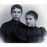 Divald Károly fiai műterem („fénnyomda és czinkográfia”), Eperjes, Felvidék, elegáns gyerekek, testvérek portréja, katonaiskola egyenruha, helytörténet, monarchia, 1898, 1890-es évek, Eredeti kabinetfotó. 