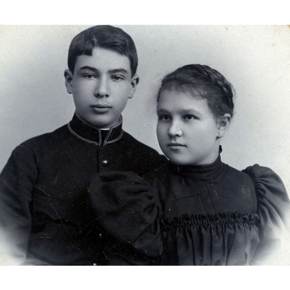 Divald Károly fiai műterem („fénnyomda és czinkográfia”), Eperjes, Felvidék, elegáns gyerekek, testvérek portréja, katonaiskola egyenruha, helytörténet, monarchia, 1898, 1890-es évek, Eredeti kabinetfotó. 