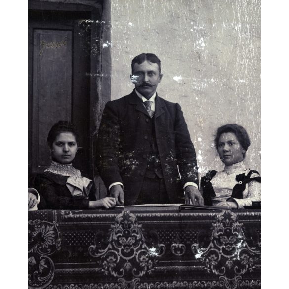 Nagyobb méret, községi iskola tantestülete, Torontálvásárhely, Vajdaság, tanár, monarchia, helytörténet, 1902, 1900-as évek, Eredeti fotó, vékony kartonra kasírozott papírkép, felülete kopott, foltos.  