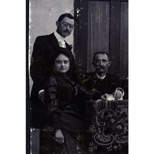 Nagyobb méret, községi iskola tantestülete, Torontálvásárhely, Vajdaság, tanár, monarchia, helytörténet, 1902, 1900-as évek, Eredeti fotó, vékony kartonra kasírozott papírkép, felülete kopott, foltos.  