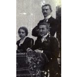 Nagyobb méret, községi iskola tantestülete, Torontálvásárhely, Vajdaság, tanár, monarchia, helytörténet, 1902, 1900-as évek, Eredeti fotó, vékony kartonra kasírozott papírkép, felülete kopott, foltos.  