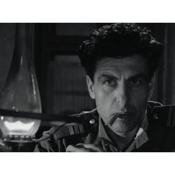 Apostol Karamitev bolgár színész a Három csillag című magyar filmben (rendező: Várkonyi Mátyás, Jancsó Miklós), filmművészet, szocializmus, 1960, 1960-as évek, Eredeti fotó, filmes werkfotó, papírkép.   méret megközelítőleg (centiméterben): 8.5 x 11.