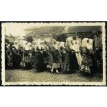 Nők matyó népviseletben, Mezőkövesd, Waller Sándor, Schwarcz Herman, üzlet, bolt, kirakat, felirat, ünnep, néprajz, helytörténet, Borsod-Abaúj-Zemplén megye, Horthy-korszak, 1930-as évek, Eredeti fotó, papírkép.  