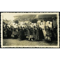   Nők matyó népviseletben, Mezőkövesd, Waller Sándor, Schwarcz Herman, üzlet, bolt, kirakat, felirat, ünnep, néprajz, helytörténet, Borsod-Abaúj-Zemplén megye, Horthy-korszak, 1930-as évek, Eredeti fotó, papírkép.  