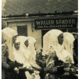 Nők matyó népviseletben, Mezőkövesd, Waller Sándor, Schwarcz Herman, üzlet, bolt, kirakat, felirat, ünnep, néprajz, helytörténet, Borsod-Abaúj-Zemplén megye, Horthy-korszak, 1930-as évek, Eredeti fotó, papírkép.  