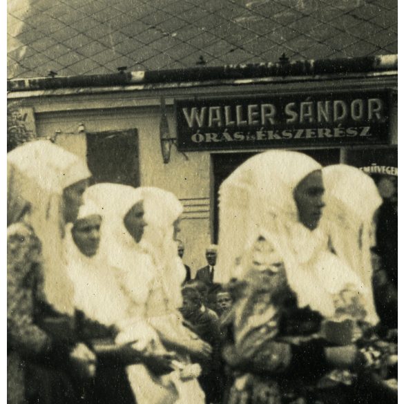 Nők matyó népviseletben, Mezőkövesd, Waller Sándor, Schwarcz Herman, üzlet, bolt, kirakat, felirat, ünnep, néprajz, helytörténet, Borsod-Abaúj-Zemplén megye, Horthy-korszak, 1930-as évek, Eredeti fotó, papírkép.  