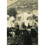 Nők matyó népviseletben, Mezőkövesd, Waller Sándor, Schwarcz Herman, üzlet, bolt, kirakat, felirat, ünnep, néprajz, helytörténet, Borsod-Abaúj-Zemplén megye, Horthy-korszak, 1930-as évek, Eredeti fotó, papírkép.  