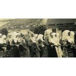 Nők matyó népviseletben, Mezőkövesd, Waller Sándor, Schwarcz Herman, üzlet, bolt, kirakat, felirat, ünnep, néprajz, helytörténet, Borsod-Abaúj-Zemplén megye, Horthy-korszak, 1930-as évek, Eredeti fotó, papírkép.  