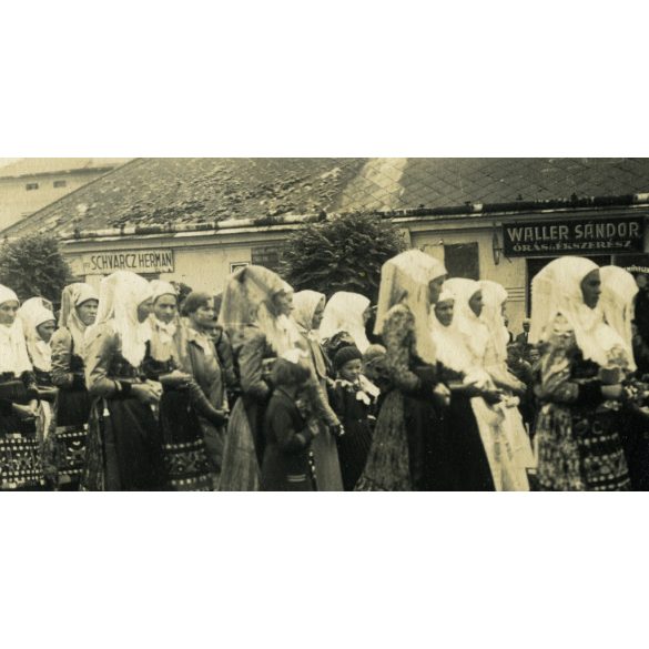 Nők matyó népviseletben, Mezőkövesd, Waller Sándor, Schwarcz Herman, üzlet, bolt, kirakat, felirat, ünnep, néprajz, helytörténet, Borsod-Abaúj-Zemplén megye, Horthy-korszak, 1930-as évek, Eredeti fotó, papírkép.  