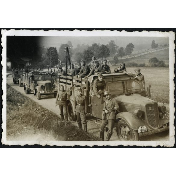 Német Wehrmacht katonák Ford Modell BB katonai teherautóval, egyenruha, 2. világháború, jármű, közlekedés, Horthy-korszak, 1940-es évek, Eredeti fotó, papírkép.  