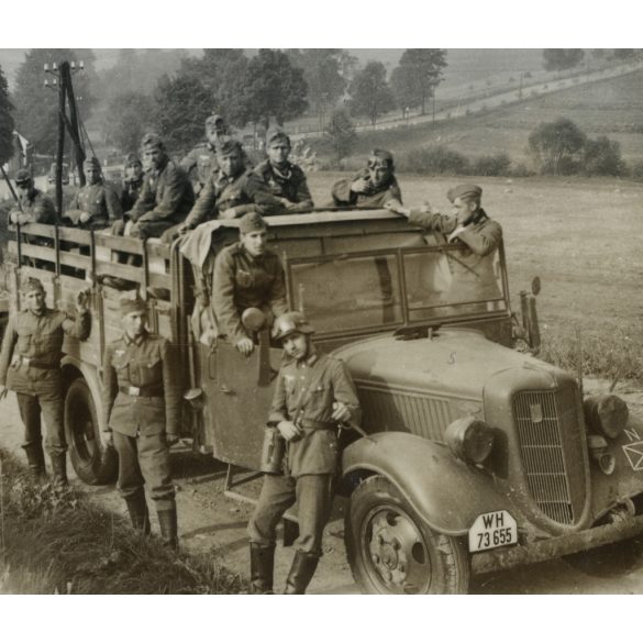 Német Wehrmacht katonák Ford Modell BB katonai teherautóval, egyenruha, 2. világháború, jármű, közlekedés, Horthy-korszak, 1940-es évek, Eredeti fotó, papírkép.  