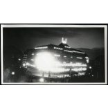 Carlton-Savoy Szálloda, Pozsony, Felvidék, városkép, ünnepi esemény, tömeg az utcán, Horthy-korszak, 1930-as évek, Eredeti fotó, ritka, éjszaka készült papírkép.  méret megközelítőleg (centiméterben): 6 x 11 Használt! Eredeti nagyítás! Nem reprint, 