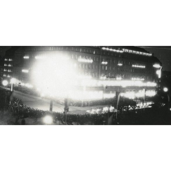 Carlton-Savoy Szálloda, Pozsony, Felvidék, városkép, ünnepi esemény, tömeg az utcán, Horthy-korszak, 1930-as évek, Eredeti fotó, ritka, éjszaka készült papírkép.  méret megközelítőleg (centiméterben): 6 x 11 Használt! Eredeti nagyítás! Nem reprint, 