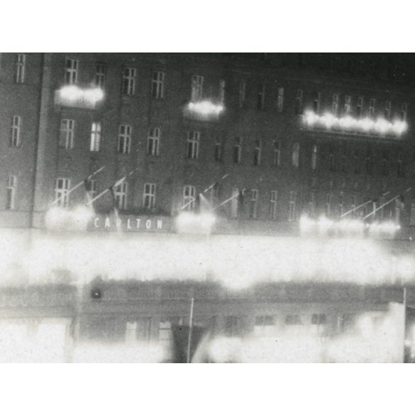 Carlton-Savoy Szálloda, Pozsony, Felvidék, városkép, ünnepi esemény, tömeg az utcán, Horthy-korszak, 1930-as évek, Eredeti fotó, ritka, éjszaka készült papírkép.  méret megközelítőleg (centiméterben): 6 x 11 Használt! Eredeti nagyítás! Nem reprint, 