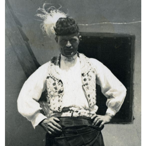 vitéz Soós Lukács helyi népviseletben, Kapuvár, Horthy-korszak, helytörténet, néprajz, Győr-Moson-Sopron megye, 1940. június, 1940-es évek, Eredeti fotó, hátulján feliratozott papírkép.   