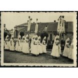 Nők matyó népviseletben, Mezőkövesd, Waller Sándor, Schwarcz Herman, üzlet, bolt, kirakat, egyházi ünnep, felirat, ünnep, néprajz, helytörténet, Borsod-Abaúj-Zemplén megye, Horthy-korszak, 1930-as évek, Eredeti fotó, papírkép.