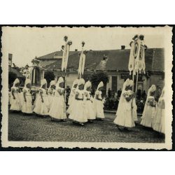   Nők matyó népviseletben, Mezőkövesd, Waller Sándor, Schwarcz Herman, üzlet, bolt, kirakat, egyházi ünnep, felirat, ünnep, néprajz, helytörténet, Borsod-Abaúj-Zemplén megye, Horthy-korszak, 1930-as évek, Eredeti fotó, papírkép.