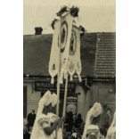 Nők matyó népviseletben, Mezőkövesd, Waller Sándor, Schwarcz Herman, üzlet, bolt, kirakat, egyházi ünnep, felirat, ünnep, néprajz, helytörténet, Borsod-Abaúj-Zemplén megye, Horthy-korszak, 1930-as évek, Eredeti fotó, papírkép.