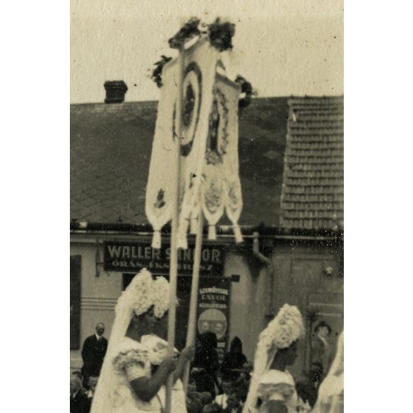 Nők matyó népviseletben, Mezőkövesd, Waller Sándor, Schwarcz Herman, üzlet, bolt, kirakat, egyházi ünnep, felirat, ünnep, néprajz, helytörténet, Borsod-Abaúj-Zemplén megye, Horthy-korszak, 1930-as évek, Eredeti fotó, papírkép.