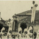 Nők matyó népviseletben, Mezőkövesd, Waller Sándor, Schwarcz Herman, üzlet, bolt, kirakat, egyházi ünnep, felirat, ünnep, néprajz, helytörténet, Borsod-Abaúj-Zemplén megye, Horthy-korszak, 1930-as évek, Eredeti fotó, papírkép.